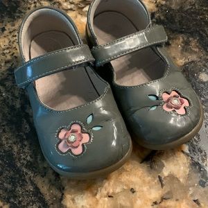 See Kai Run gray patent leather Mary Jane’s w pink flowers